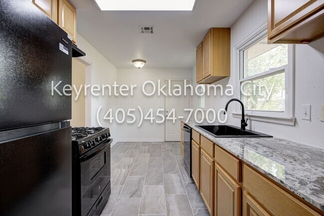Building Photo - 1520 Rowena Ln