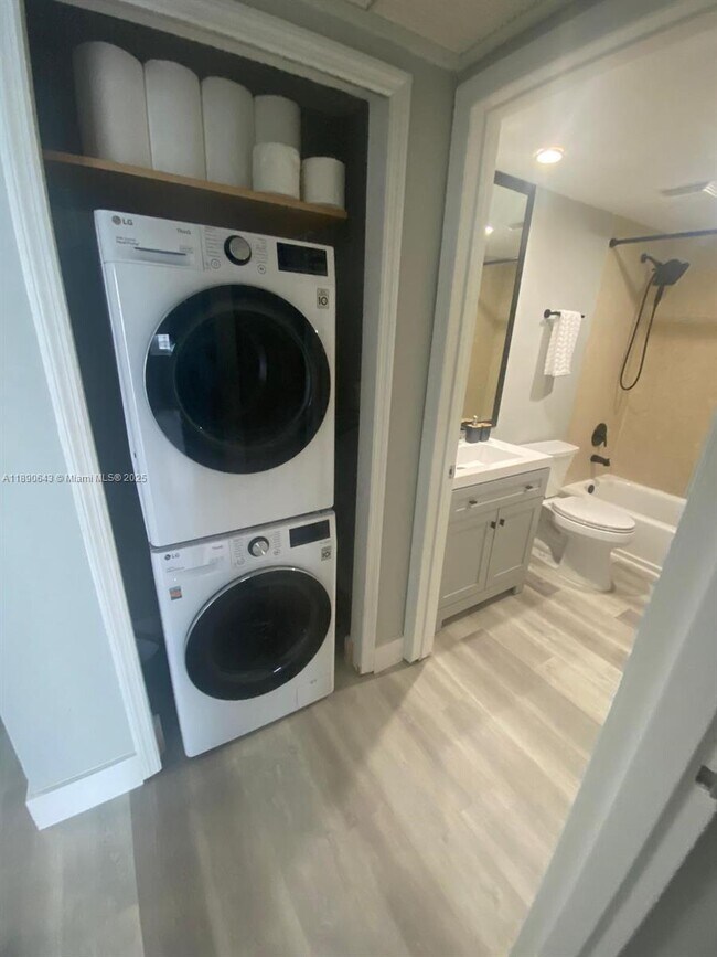 Building Photo - 10350 W Bay Harbor Dr