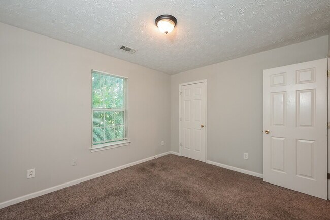 Building Photo - 154 Springbottom Dr SE