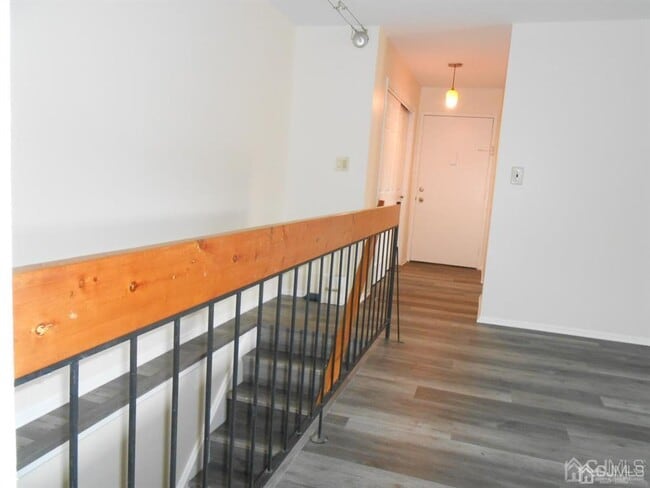 Building Photo - 512 Sharon Garden Ct