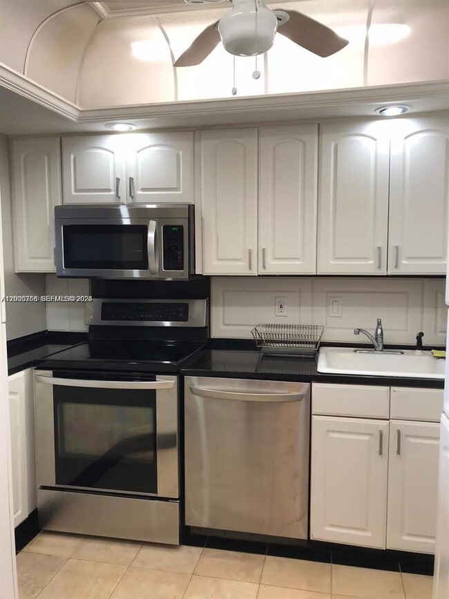 Building Photo - 3731 N Country Club Dr