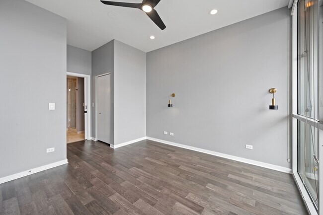 Building Photo - 1550 W Cornelia Ave