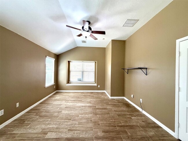 Building Photo - 10022 Driftwood Park Dr