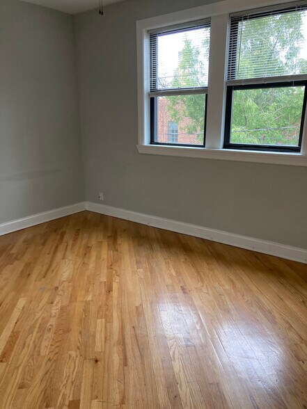 Building Photo - 894 Green Bay Rd