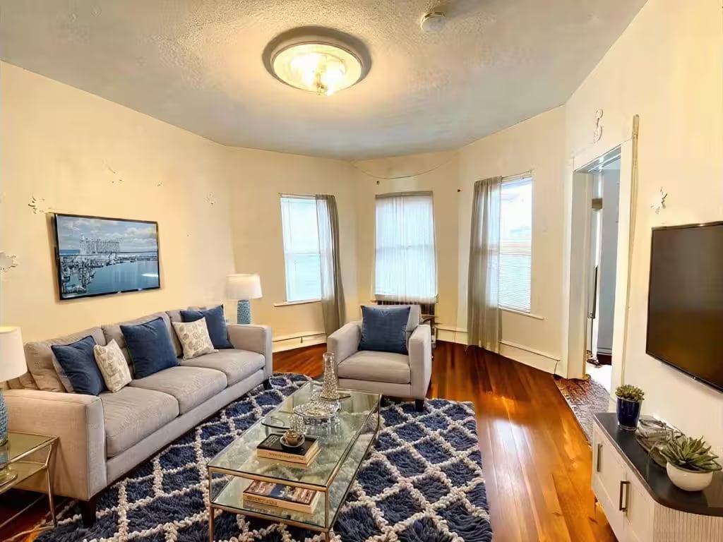 *Pictures are representative samples of the advertised unit. In some cases, the actual units you tou - 30 Darling St