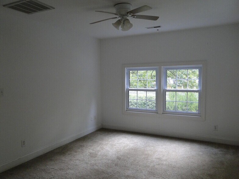 Building Photo - 106 Pine St