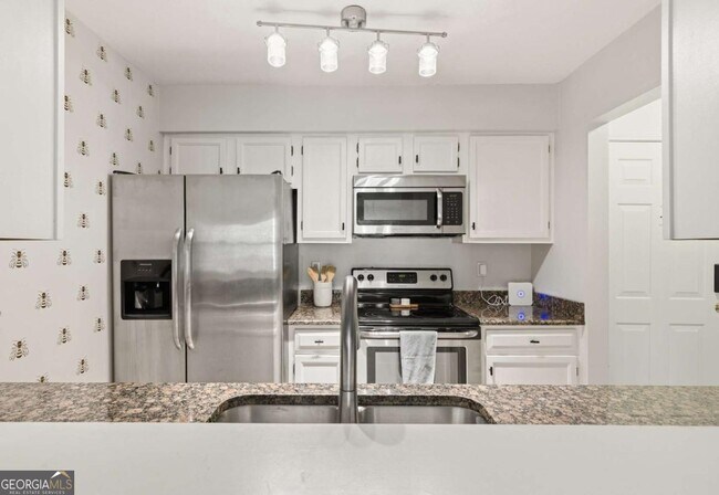 Building Photo - 24307 Plantation Dr NE