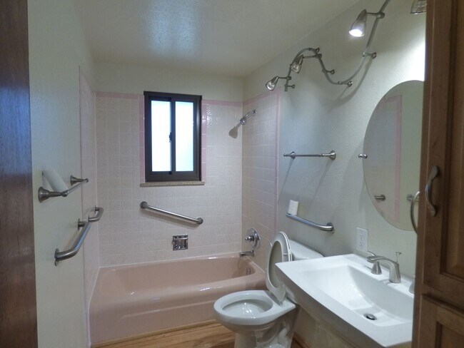 Building Photo - Adorable 3 bedroom, 1 bath in Longmont Estates, fenced back yard, 2 car garage