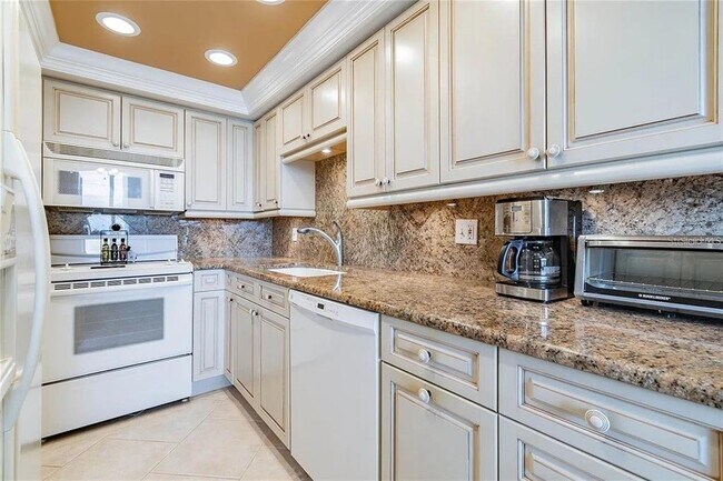 Building Photo - 7100 Sunset Way