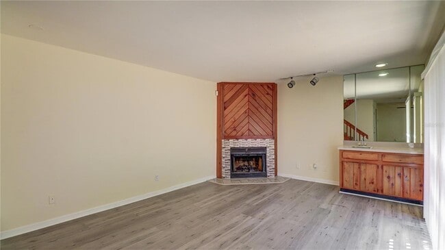 Building Photo - 15206 W Pond Woods Dr