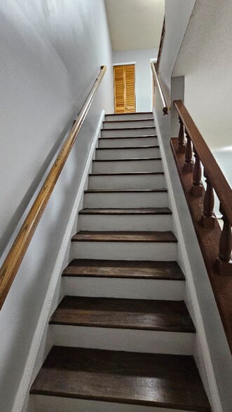 Building Photo - 266 High Path Rd