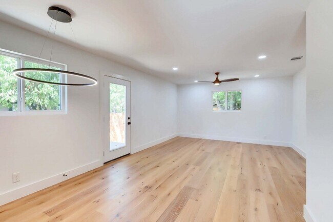 Building Photo - 1813 Magnolia Dr