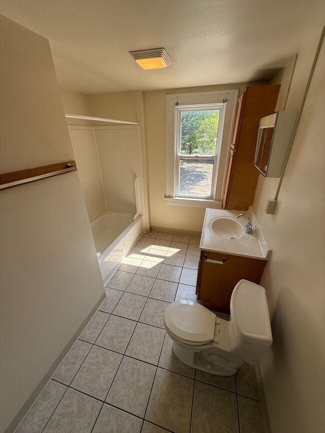 Building Photo - 2112-2120 Indianola Ave.