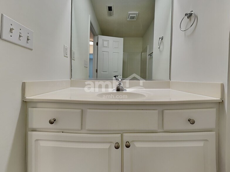 Building Photo - 5765 Regent Village Dr