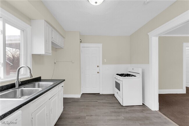 Building Photo - 977 Yellowstone Rd