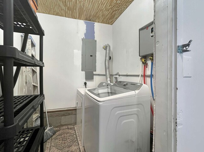 Building Photo - 501 W 9th St