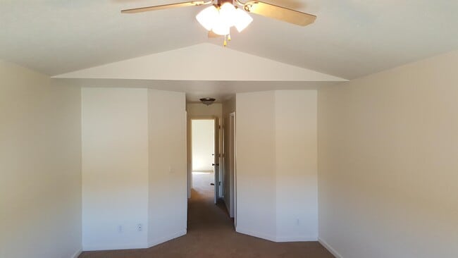 Building Photo - 400 Par Ave