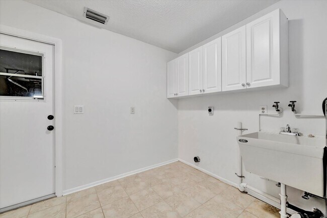 Building Photo - Beautiful 3-Bed / 2 Bath Pool Home in Sara...