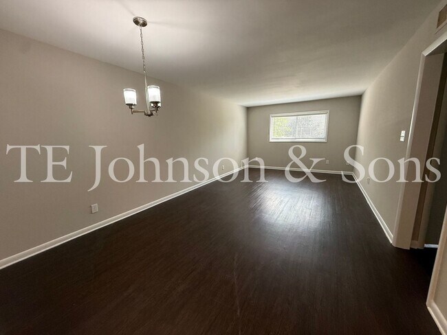 Building Photo - 1 Bedroom Minutes from The School of the Arts!