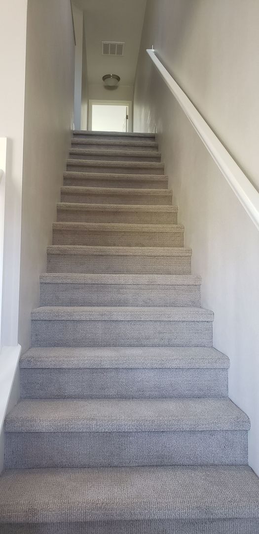 Building Photo - 3 bedroom, 2.5 bath duplex Move In August 10th!!