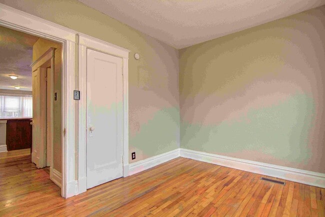 Building Photo - Large charming 3 bedroom 2 bath with oversized master bedroom that has its own private bath!