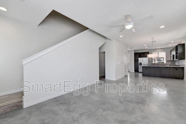 Building Photo - 801 N Bluff Dr