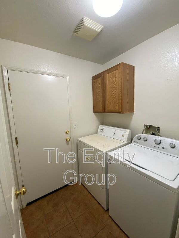 Building Photo - 3848 E Oak Ave