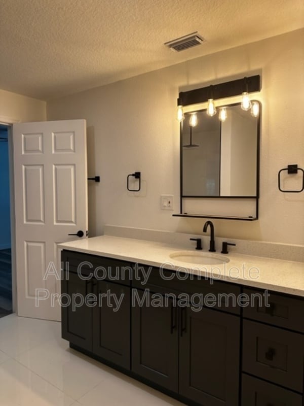 Building Photo - 7616 Lueders Ave