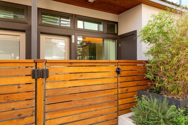 Building Photo - 2002 E 7th St