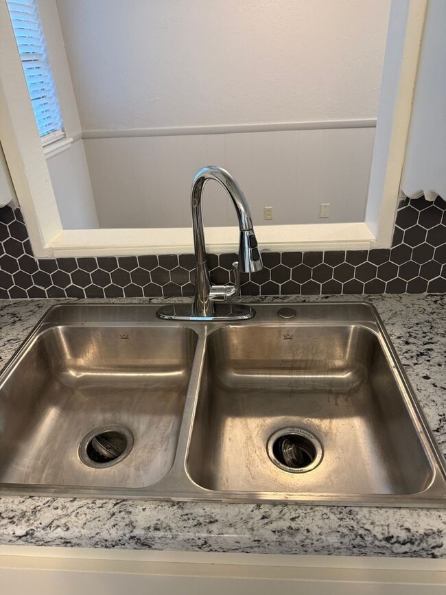 Building Photo - Updated 3 bedroom Near SWOSU $1.200/month