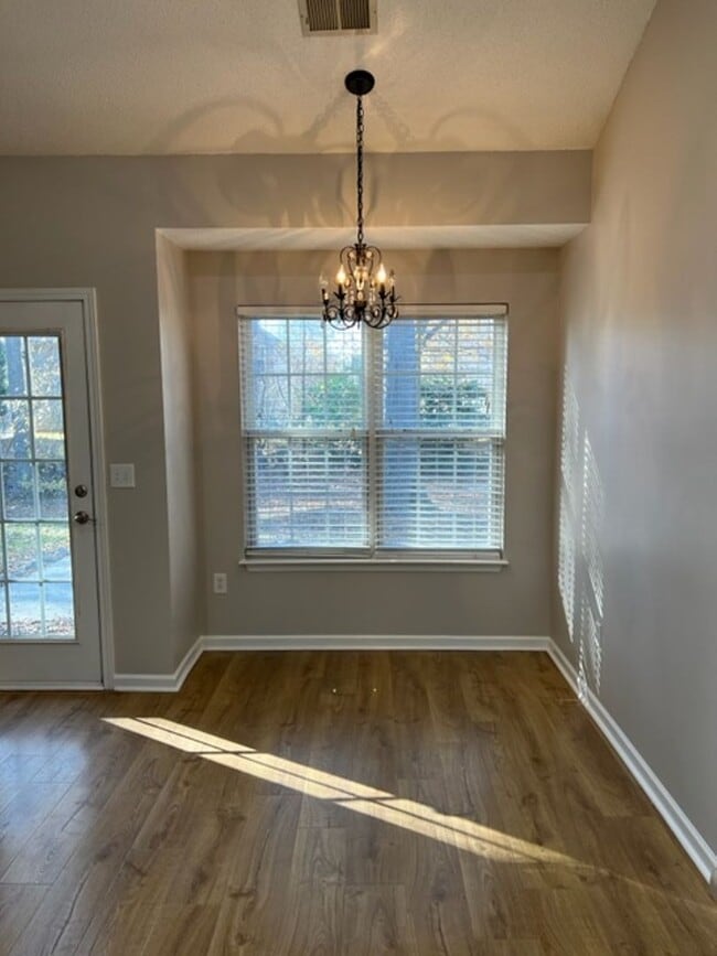Building Photo - This 1.5  story, all brick, 3 bedroom, 2 bath, Bonus room upstairs & a 2 car garage with great st...