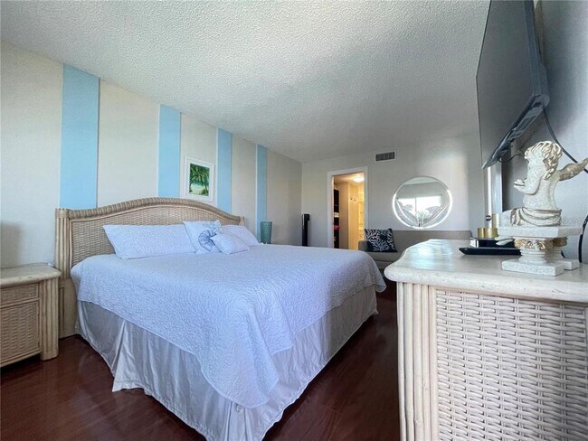 Building Photo - 7150 Sunset Way