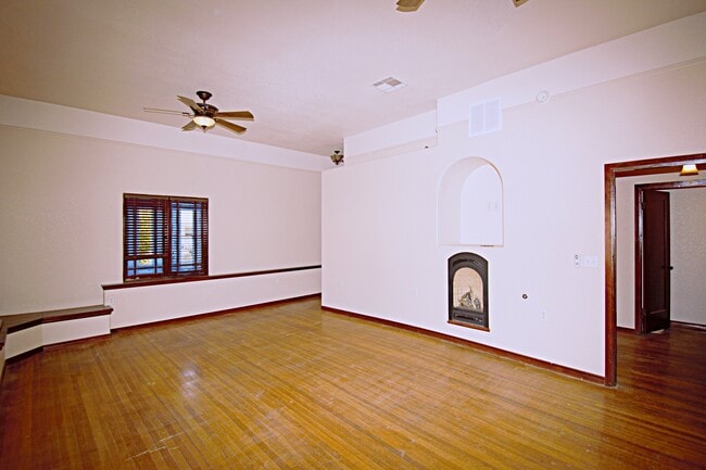 Building Photo - 609 6th St