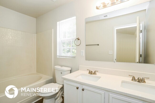 Building Photo - 5945 Hamilton Oaks Dr