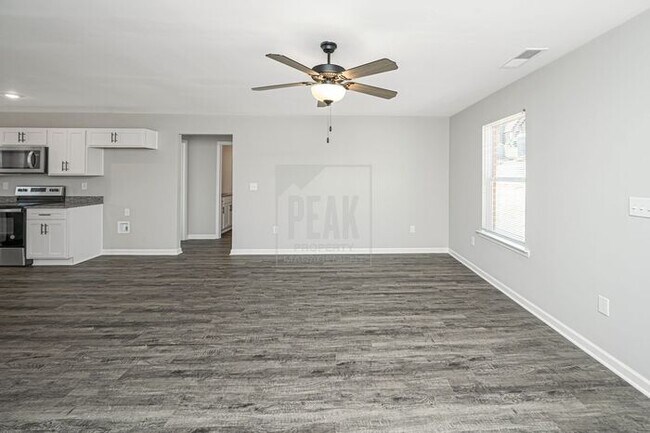 Building Photo - $1750! Beautiful 3 bed/ 2 bath home! READY TO TOUR
