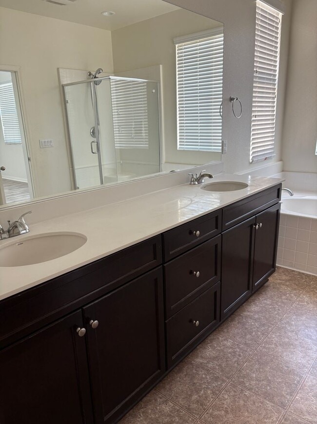 Building Photo - Beautiful 3-Bedroom, 2.5 bath in the  Glen...