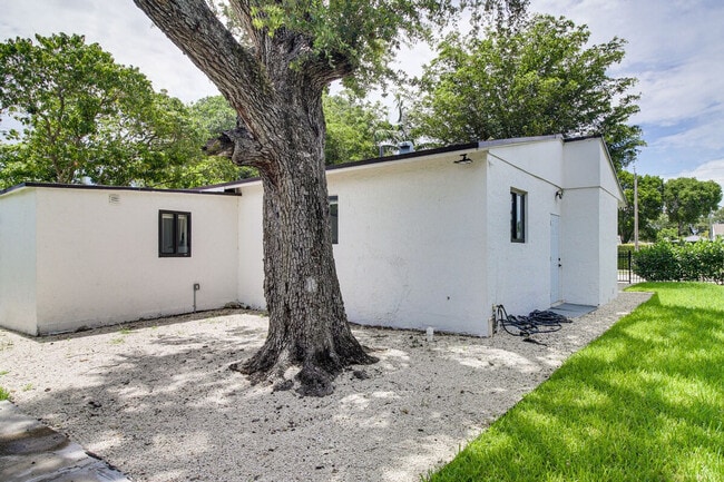 Building Photo - 6124 SW 64th Terrace