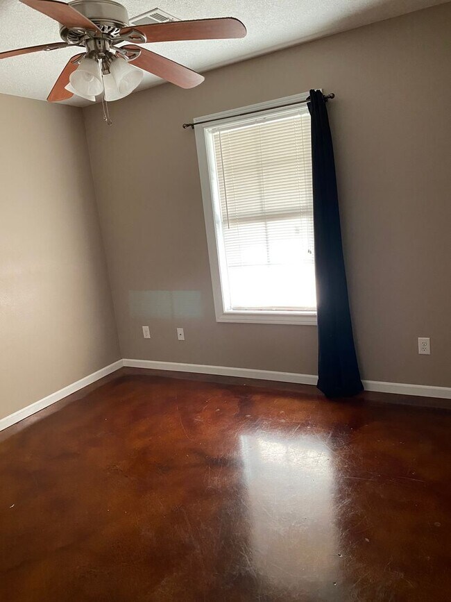 Building Photo - 2 Bedroom 1 Bath home for lease