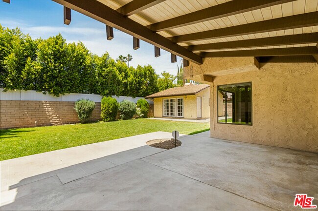 Building Photo - 4933 Collett Ave