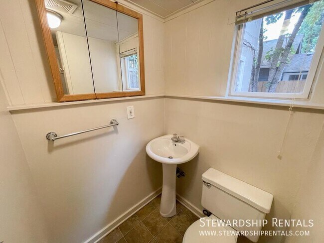 Building Photo - 1697 Orchard St