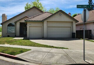 Building Photo - Lovely 4 bedrooms, 3 bathrooms located nea...