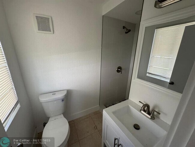 Building Photo - 1710 Lauderdale Manor Dr