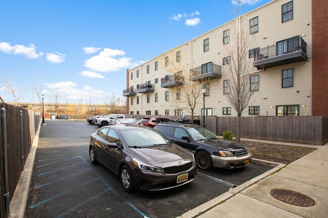 Building Photo - 437 Whiton St
