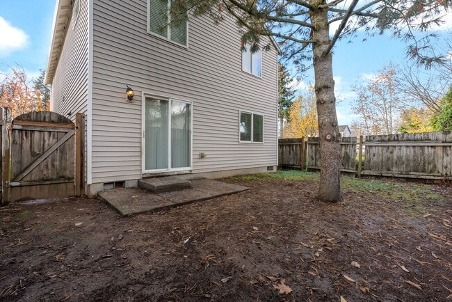 Building Photo - 4 bedroom/2.5 bathroom available in SE Portland