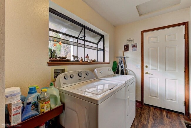 Building Photo - Beautiful 3 bedroom, 3 bath home in Lake W...