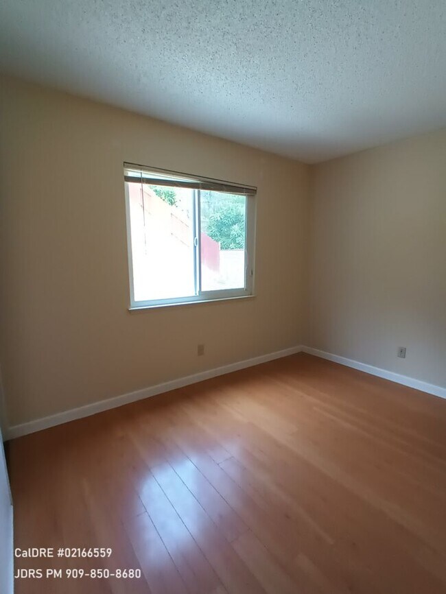 Building Photo - Walnut 3 Bedroom Home