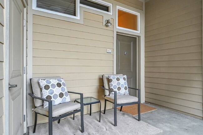 Building Photo - Immaculate, Fully Furnished  1-Bed 1-Bath Condo- Available Now!