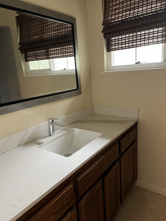 Master bedroom vanity - 1042 Rymar Ct