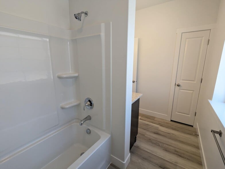 Building Photo - 1561 110