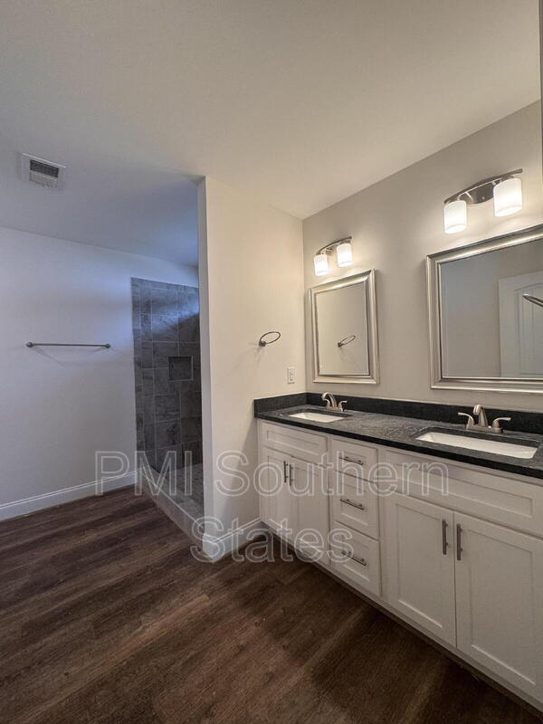 Building Photo - 200 Clarus Crk Way